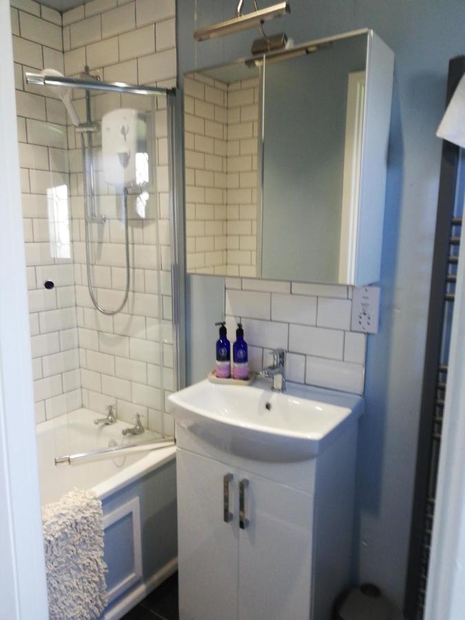 Little Cosy Cwtsh Hotell Pontyclun Exteriör bild