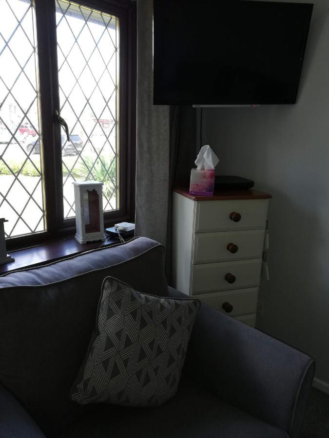 Little Cosy Cwtsh Hotell Pontyclun Exteriör bild